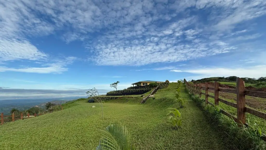 Nahezu neuwertiges Haus (2024) mit 90 m² Wohnfläche, 52 m² Terrasse & 5.000 m² Grundstück in ruhiger Höhenlage. Ideal für Paare & Familien.
