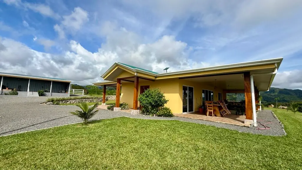 Entdecken Sie Ihr perfektes Haus in Costa Rica. Panoramablick, Ruhe und Nähe zu Miramar warten auf Sie.