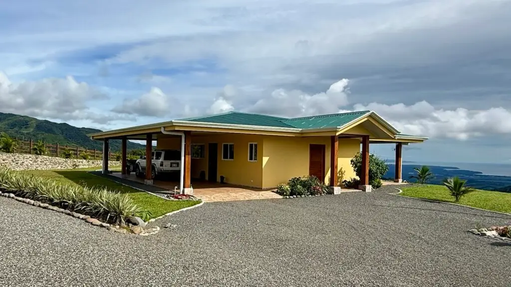 Auswandern nach Costa Rica 2026: starker Euro, fertiges Haus in Miramar mit 5.000 m² Grundstück, ehrlicher Blick auf Europa. Jetzt ist der richtige Moment.