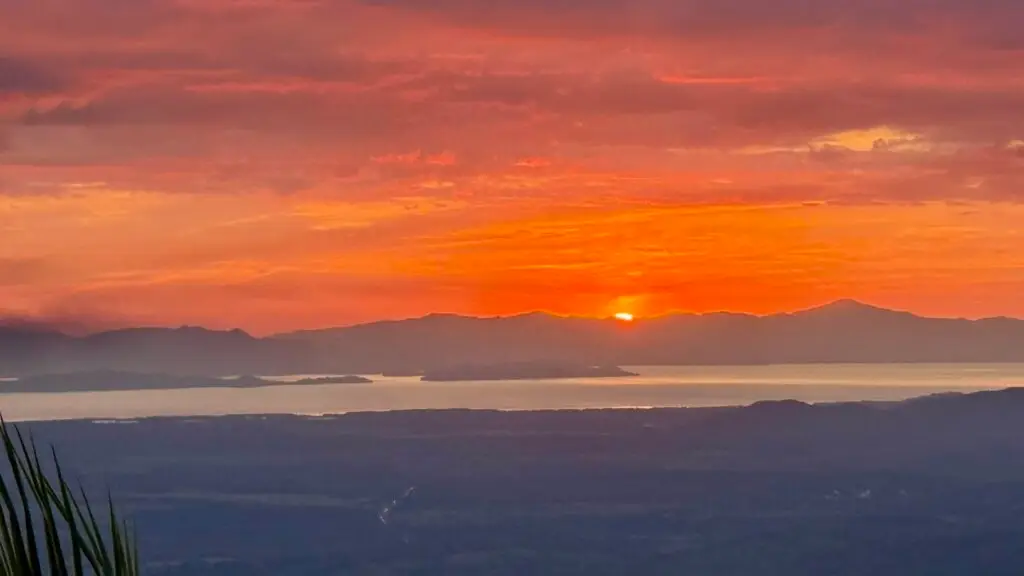 Auswandern nach Costa Rica – Sonnenuntergang über dem Pazifik vom Haus in Miramar (Velasquez)