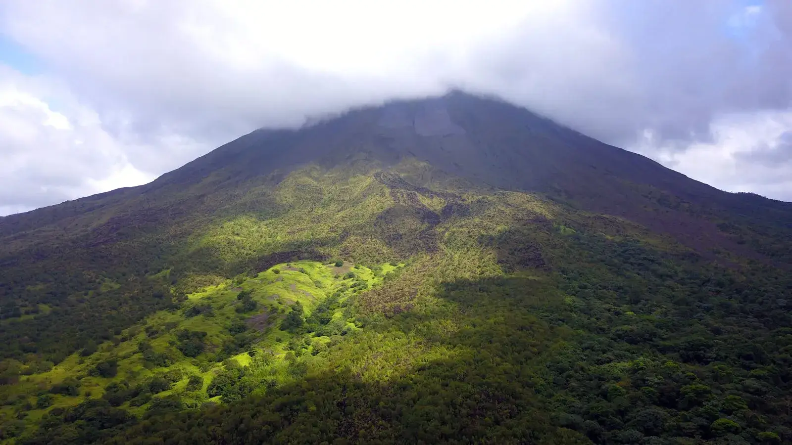 Natur in Costa Rica – Vulkan umgeben von üppigem Regenwald